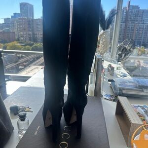 Gucci women knee boots size 38.